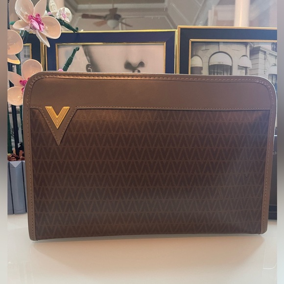 Authentic NWOT Mario Valentino Brown Clutch with V-Pattern.❤️🤎❤️ - Picture 1 of 10